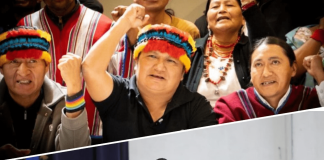 La Confederación de Nacionalidades Indígenas del Ecuador (CONAIE) volvió a levantar su voz de alerta frente al Gobierno. A través de un documento aprobado en Consejo Ampliado, la organización denunció una “violenta represión” contra comunidades indígenas de Imbabura y anunció medidas de resistencia a nivel nacional. El pronunciamiento, firmado por los principales dirigentes del movimiento, cuestiona duramente la actuación del Ejecutivo, al que acusa de “instaurar un régimen autoritario” y de utilizar a las Fuerzas Armadas bajo el pretexto de un supuesto “convoy humanitario”.