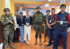 La provincia de Chimborazo recibió este sábado 18 de octubre de 2025, los kits técnicos para el Referéndum y Consulta Popular 2025, bajo estrictas medidas de seguridad. El cargamento, custodiado por personal militar, fue entregado en presencia de la directora provincial del Consejo Nacional Electoral (CNE), Viviana Velarde Rosero, quien supervisó personalmente la recepción y verificación del material.