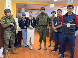 La provincia de Chimborazo recibió este sábado 18 de octubre de 2025, los kits técnicos para el Referéndum y Consulta Popular 2025, bajo estrictas medidas de seguridad. El cargamento, custodiado por personal militar, fue entregado en presencia de la directora provincial del Consejo Nacional Electoral (CNE), Viviana Velarde Rosero, quien supervisó personalmente la recepción y verificación del material.