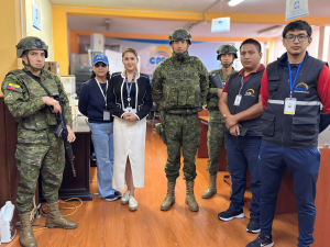 La provincia de Chimborazo recibió este sábado 18 de octubre de 2025, los kits técnicos para el Referéndum y Consulta Popular 2025, bajo estrictas medidas de seguridad. El cargamento, custodiado por personal militar, fue entregado en presencia de la directora provincial del Consejo Nacional Electoral (CNE), Viviana Velarde Rosero, quien supervisó personalmente la recepción y verificación del material.