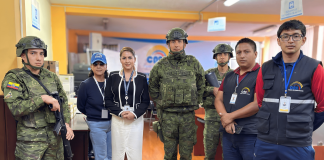 La provincia de Chimborazo recibió este sábado 18 de octubre de 2025, los kits técnicos para el Referéndum y Consulta Popular 2025, bajo estrictas medidas de seguridad. El cargamento, custodiado por personal militar, fue entregado en presencia de la directora provincial del Consejo Nacional Electoral (CNE), Viviana Velarde Rosero, quien supervisó personalmente la recepción y verificación del material.