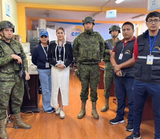 La provincia de Chimborazo recibió este sábado 18 de octubre de 2025, los kits técnicos para el Referéndum y Consulta Popular 2025, bajo estrictas medidas de seguridad. El cargamento, custodiado por personal militar, fue entregado en presencia de la directora provincial del Consejo Nacional Electoral (CNE), Viviana Velarde Rosero, quien supervisó personalmente la recepción y verificación del material.