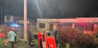 Un trágico accidente de tránsito se registró la noche de este 1 de octubre, en el sector Langos, en la vía El Carmen ÔÇô Los Moteles, cuando dos vehículos colisionaron violentamente en medio de la calzada.