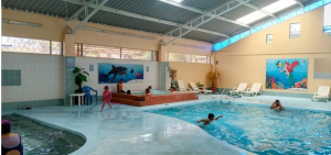 Con una invitación abierta al público, el Complejo Turístico Lago Las Cochas, ubicado en la provincia de Bolívar, se alista para recibir a turistas durante este feriado. Bajo la dirección de Aníbal Coronel Monar, prefecto de la provincia, y Víctor Hugo García Gallegos, gerente de la Empresa Pública de Turismo, el complejo presenta una infraestructura completamente renovada, ideal para el esparcimiento y el disfrute familiar.