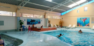 Con una invitación abierta al público, el Complejo Turístico Lago Las Cochas, ubicado en la provincia de Bolívar, se alista para recibir a turistas durante este feriado. Bajo la dirección de Aníbal Coronel Monar, prefecto de la provincia, y Víctor Hugo García Gallegos, gerente de la Empresa Pública de Turismo, el complejo presenta una infraestructura completamente renovada, ideal para el esparcimiento y el disfrute familiar.