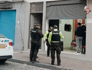 Un intento de robo registrado la madrugada del 30 de octubre en un local de venta de celulares, ubicado entre las calles Guayaquil y Larrea, generó preocupación entre los comerciantes del centro de Riobamba. El hecho, que no llegó a concretarse gracias al sistema de seguridad del establecimiento, es parte de una serie de casos similares que actualmente investiga la Policía Nacional.