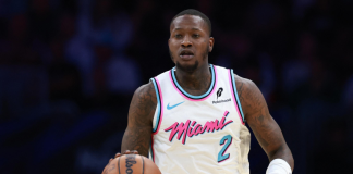 La NBA confirmó la suspensión inmediata del salario de Terry Rozier, escolta de los Miami Heat, y de Chauncey Billups, entrenador de los Portland Trail Blazers. Ambos arrestados la semana pasada por el FBI por dos investigaciones independientes relacionadas con apuestas ilegales y partidos amañados.