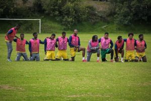 El equipo de Pelileo, Chacaritas SC que hace unos años intentaba consolidarse como una alternativa seria en la Serie B, consumó su caída al torneo de ascenso, tras empatar 0-0 ante Cumbayá.
