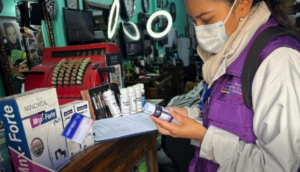 Un operativo de inspección sanitaria realizado este 6 de octubre, por la Agencia Nacional de Regulación, Control y Vigilancia Sanitaria (Arcsa) culminó con la clausura de una barbería de Riobamba, luego de que se detectara el uso de minoxidil sin registro sanitario en los clientes y la presencia de más de 100 productos cosméticos caducados, que representaban un riesgo directo para la salud de los usuarios.