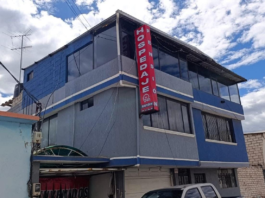 Un nuevo operativo de control en Riobamba terminó con la clausura de un hostal que incumplía la normativa sobre protección de menores. La Comisaría Nacional de Policía, en coordinación con la Dirección Nacional de Policía Especializada para Niños, Niñas y Adolescentes (DINAPEN) y la Policía Nacional, intervino un establecimiento de hospedaje ubicado en el sector de La Panadería, donde se detectó la presencia de un adolescente alojado junto a personas adultas, sin la supervisión de un familiar o tutor responsable.