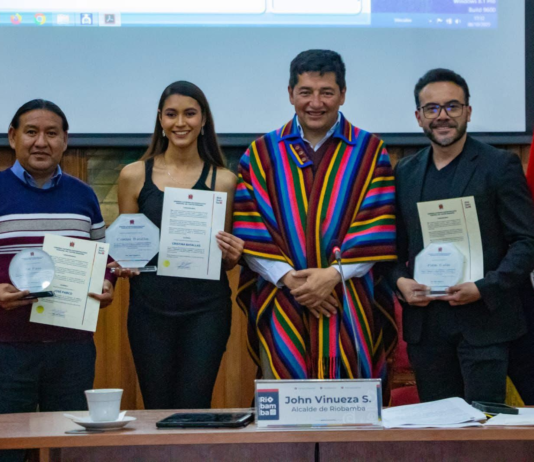 Durante la sesión ordinaria del Concejo Cantonal de Riobamba se vivió un momento histórico: por primera vez se entonó el Himno a la ciudad en idioma kichwa, como parte de las acciones que impulsa el Municipio para fortalecer la interculturalidad y reconocer la diversidad étnica del cantón.