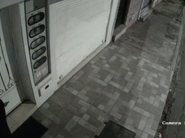Una pareja fue captada por cámaras de seguridad mientras intentaba forzar las seguridades de un local comercial ubicado en la avenida Veloz, en Riobamba, durante la madrugada. En las imágenes se observa a un hombre manipulando la cerradura mientras una mujer vigila los alrededores.