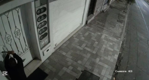 Una pareja fue captada por cámaras de seguridad mientras intentaba forzar las seguridades de un local comercial ubicado en la avenida Veloz, en Riobamba, durante la madrugada. En las imágenes se observa a un hombre manipulando la cerradura mientras una mujer vigila los alrededores.
