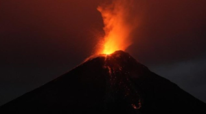 El volcán El Reventador, ubicado en el cantón El Chaco, en la provincia del Napo, se mantiene en alerta naranja debido a su elevada actividad eruptiva.
