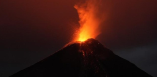 El volcán El Reventador, ubicado en el cantón El Chaco, en la provincia del Napo, se mantiene en alerta naranja debido a su elevada actividad eruptiva.