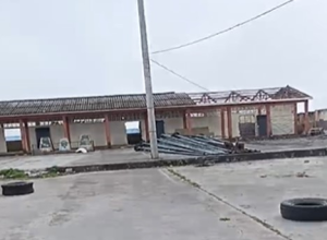 Indignación y preocupación viven los moradores de la parroquia San Antonio de Bayushig, en el cantón Penipe, tras la demolición parcial de la histórica Escuela Duchicela, donde se retiraron puertas, ventanas y techos para iniciar la construcción del denominado Parque de la Familia, proyecto impulsado por el Municipio.