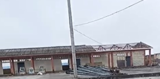 Indignación y preocupación viven los moradores de la parroquia San Antonio de Bayushig, en el cantón Penipe, tras la demolición parcial de la histórica Escuela Duchicela, donde se retiraron puertas, ventanas y techos para iniciar la construcción del denominado Parque de la Familia, proyecto impulsado por el Municipio.