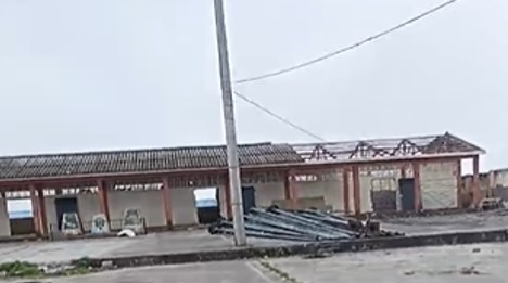 Indignación y preocupación viven los moradores de la parroquia San Antonio de Bayushig, en el cantón Penipe, tras la demolición parcial de la histórica Escuela Duchicela, donde se retiraron puertas, ventanas y techos para iniciar la construcción del denominado Parque de la Familia, proyecto impulsado por el Municipio.