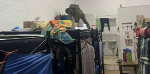 Una vez más, los controles dentro del Centro de Privación de Libertad (CPL) Chimborazo evidenciaron la persistencia del ingreso de objetos prohibidos. Durante una requisa ejecutada la madrugada del 16 de octubre, la Policía Nacional del Ecuador incautó una considerable cantidad de artículos no autorizados dentro de las celdas.