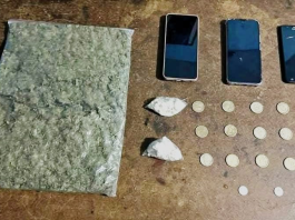El control policial efectuado en las calles 9 de Julio y Duchicela, en Riobamba, permitió la detención de dos mujeres madre e hija por presunto tráfico ilícito de sustancias catalogadas sujetas a fiscalización. El hecho ocurrió la noche del 14 de octubre y derivó en un proceso penal que ahora sigue su curso bajo instrucción fiscal.