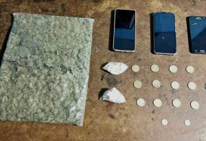 El control policial efectuado en las calles 9 de Julio y Duchicela, en Riobamba, permitió la detención de dos mujeres madre e hija por presunto tráfico ilícito de sustancias catalogadas sujetas a fiscalización. El hecho ocurrió la noche del 14 de octubre y derivó en un proceso penal que ahora sigue su curso bajo instrucción fiscal.