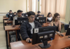 Esta evaluación nacional tiene como propósito certificar las competencias técnicas y éticas de los futuros profesionales, un requisito indispensable para ejercer legalmente en Ecuador. Para muchos de los participantes, la jornada representó la culminación de años de formación y el inicio de una nueva etapa en su vida profesional. En las aulas, la concentración y el compromiso fueron protagonistas. Los equipos técnicos del CACES supervisaron cada fase del proceso, desde la verificación de identidad hasta la aplicación digital de las pruebas, garantizando un desarrollo transparente y ordenado. Los postulantes llegaron desde diversas provincias del centro del país, lo que ratifica la importancia de la ESPOCH como sede estratégica para este tipo de evaluaciones. “Este examen asegura que los nuevos profesionales cumplan con los estándares de calidad que demanda el país. No se trata solo de aprobar, sino de demostrar preparación, ética y responsabilidad”, señaló un delegado del CACES. La ESPOCH, reconocida por su infraestructura moderna y su liderazgo en el cantón, reafirmó con esta jornada su compromiso con la excelencia educativa y la formación de profesionales competentes. Sus laboratorios se adecuaron a los requerimientos técnicos del examen, que incluyó carreras como Medicina, Enfermería, Odontología y Laboratorio Clínico. El CACES informó que los resultados se publicarán en las próximas semanas y permitirán a los aprobados gestionar su habilitación profesional. Este proceso forma parte de la política nacional de aseguramiento de la calidad educativa, que busca fortalecer la confianza social en los servicios de salud. Con esta jornada, el Ecuador reafirma su compromiso con la calidad en la educación superior, mientras la ESPOCH consolida su papel como un referente académico y un aliado clave en la evaluación y acreditación profesional del país.