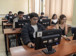 Esta evaluación nacional tiene como propósito certificar las competencias técnicas y éticas de los futuros profesionales, un requisito indispensable para ejercer legalmente en Ecuador. Para muchos de los participantes, la jornada representó la culminación de años de formación y el inicio de una nueva etapa en su vida profesional. En las aulas, la concentración y el compromiso fueron protagonistas. Los equipos técnicos del CACES supervisaron cada fase del proceso, desde la verificación de identidad hasta la aplicación digital de las pruebas, garantizando un desarrollo transparente y ordenado. Los postulantes llegaron desde diversas provincias del centro del país, lo que ratifica la importancia de la ESPOCH como sede estratégica para este tipo de evaluaciones. “Este examen asegura que los nuevos profesionales cumplan con los estándares de calidad que demanda el país. No se trata solo de aprobar, sino de demostrar preparación, ética y responsabilidad”, señaló un delegado del CACES. La ESPOCH, reconocida por su infraestructura moderna y su liderazgo en el cantón, reafirmó con esta jornada su compromiso con la excelencia educativa y la formación de profesionales competentes. Sus laboratorios se adecuaron a los requerimientos técnicos del examen, que incluyó carreras como Medicina, Enfermería, Odontología y Laboratorio Clínico. El CACES informó que los resultados se publicarán en las próximas semanas y permitirán a los aprobados gestionar su habilitación profesional. Este proceso forma parte de la política nacional de aseguramiento de la calidad educativa, que busca fortalecer la confianza social en los servicios de salud. Con esta jornada, el Ecuador reafirma su compromiso con la calidad en la educación superior, mientras la ESPOCH consolida su papel como un referente académico y un aliado clave en la evaluación y acreditación profesional del país.