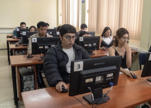Esta evaluación nacional tiene como propósito certificar las competencias técnicas y éticas de los futuros profesionales, un requisito indispensable para ejercer legalmente en Ecuador. Para muchos de los participantes, la jornada representó la culminación de años de formación y el inicio de una nueva etapa en su vida profesional. En las aulas, la concentración y el compromiso fueron protagonistas. Los equipos técnicos del CACES supervisaron cada fase del proceso, desde la verificación de identidad hasta la aplicación digital de las pruebas, garantizando un desarrollo transparente y ordenado. Los postulantes llegaron desde diversas provincias del centro del país, lo que ratifica la importancia de la ESPOCH como sede estratégica para este tipo de evaluaciones. “Este examen asegura que los nuevos profesionales cumplan con los estándares de calidad que demanda el país. No se trata solo de aprobar, sino de demostrar preparación, ética y responsabilidad”, señaló un delegado del CACES. La ESPOCH, reconocida por su infraestructura moderna y su liderazgo en el cantón, reafirmó con esta jornada su compromiso con la excelencia educativa y la formación de profesionales competentes. Sus laboratorios se adecuaron a los requerimientos técnicos del examen, que incluyó carreras como Medicina, Enfermería, Odontología y Laboratorio Clínico. El CACES informó que los resultados se publicarán en las próximas semanas y permitirán a los aprobados gestionar su habilitación profesional. Este proceso forma parte de la política nacional de aseguramiento de la calidad educativa, que busca fortalecer la confianza social en los servicios de salud. Con esta jornada, el Ecuador reafirma su compromiso con la calidad en la educación superior, mientras la ESPOCH consolida su papel como un referente académico y un aliado clave en la evaluación y acreditación profesional del país.