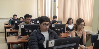 Esta evaluación nacional tiene como propósito certificar las competencias técnicas y éticas de los futuros profesionales, un requisito indispensable para ejercer legalmente en Ecuador. Para muchos de los participantes, la jornada representó la culminación de años de formación y el inicio de una nueva etapa en su vida profesional. En las aulas, la concentración y el compromiso fueron protagonistas. Los equipos técnicos del CACES supervisaron cada fase del proceso, desde la verificación de identidad hasta la aplicación digital de las pruebas, garantizando un desarrollo transparente y ordenado. Los postulantes llegaron desde diversas provincias del centro del país, lo que ratifica la importancia de la ESPOCH como sede estratégica para este tipo de evaluaciones. “Este examen asegura que los nuevos profesionales cumplan con los estándares de calidad que demanda el país. No se trata solo de aprobar, sino de demostrar preparación, ética y responsabilidad”, señaló un delegado del CACES. La ESPOCH, reconocida por su infraestructura moderna y su liderazgo en el cantón, reafirmó con esta jornada su compromiso con la excelencia educativa y la formación de profesionales competentes. Sus laboratorios se adecuaron a los requerimientos técnicos del examen, que incluyó carreras como Medicina, Enfermería, Odontología y Laboratorio Clínico. El CACES informó que los resultados se publicarán en las próximas semanas y permitirán a los aprobados gestionar su habilitación profesional. Este proceso forma parte de la política nacional de aseguramiento de la calidad educativa, que busca fortalecer la confianza social en los servicios de salud. Con esta jornada, el Ecuador reafirma su compromiso con la calidad en la educación superior, mientras la ESPOCH consolida su papel como un referente académico y un aliado clave en la evaluación y acreditación profesional del país.