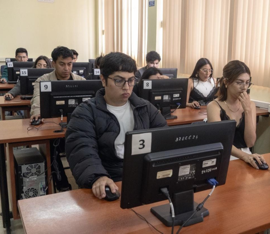 Esta evaluación nacional tiene como propósito certificar las competencias técnicas y éticas de los futuros profesionales, un requisito indispensable para ejercer legalmente en Ecuador. Para muchos de los participantes, la jornada representó la culminación de años de formación y el inicio de una nueva etapa en su vida profesional. En las aulas, la concentración y el compromiso fueron protagonistas. Los equipos técnicos del CACES supervisaron cada fase del proceso, desde la verificación de identidad hasta la aplicación digital de las pruebas, garantizando un desarrollo transparente y ordenado. Los postulantes llegaron desde diversas provincias del centro del país, lo que ratifica la importancia de la ESPOCH como sede estratégica para este tipo de evaluaciones. “Este examen asegura que los nuevos profesionales cumplan con los estándares de calidad que demanda el país. No se trata solo de aprobar, sino de demostrar preparación, ética y responsabilidad”, señaló un delegado del CACES. La ESPOCH, reconocida por su infraestructura moderna y su liderazgo en el cantón, reafirmó con esta jornada su compromiso con la excelencia educativa y la formación de profesionales competentes. Sus laboratorios se adecuaron a los requerimientos técnicos del examen, que incluyó carreras como Medicina, Enfermería, Odontología y Laboratorio Clínico. El CACES informó que los resultados se publicarán en las próximas semanas y permitirán a los aprobados gestionar su habilitación profesional. Este proceso forma parte de la política nacional de aseguramiento de la calidad educativa, que busca fortalecer la confianza social en los servicios de salud. Con esta jornada, el Ecuador reafirma su compromiso con la calidad en la educación superior, mientras la ESPOCH consolida su papel como un referente académico y un aliado clave en la evaluación y acreditación profesional del país.