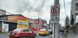 Gracias a la medida, no se registraron vehículos estacionados durante ese lapso, lo que permitió habilitar un carril adicional en sentido norteÔÇôsur y agilitar la circulación vehicular. Según el reporte municipal, esta acción contribuyó a reducir la congestión, facilitar los traslados y disminuir el nivel de estrés de los conductores en las horas de mayor tráfico. El director de Movilidad, Ramiro Vallejo Mancero, instó a los ciudadanos a respetar las disposiciones vigentes, estacionar únicamente en lugares autorizados y planificar con anticipación sus recorridos, con el objetivo de evitar sanciones, contratiempos y maniobras riesgosas. La municipalidad recordó que los automotores mal estacionados serán sancionados conforme a la Ley de Tránsito, y aquellos que permanezcan sin conductor podrán ser trasladados en grúa hacia los patios de la Dirección de Movilidad. El alcalde de Riobamba, John Vinueza, respaldó estas acciones y señaló que forman parte de una visión integral para consolidar una ciudad ordenada, sostenible y segura. “Queremos una Riobamba organizada y pensada para todos, donde cada persona pueda movilizarse con tranquilidad”, enfatizó la autoridad.