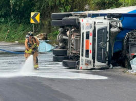 Un trágico accidente de tránsito registrado la mañana de este lunes 20 de octubre, en la vía Baños–Puyo, a la altura de la parroquia Río Negro, dejó como saldo una persona fallecida y dos heridas. De acuerdo con el reporte del ECU 911, el siniestro se habría originado por la pérdida de carril de un camión que transportaba explosivos, lo que provocó una colisión con una camioneta. Tras el impacto, el vehículo pesado se volcó y parte de su carga cayó sobre el automotor liviano.