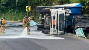 Un trágico accidente de tránsito registrado la mañana de este lunes 20 de octubre, en la vía Baños–Puyo, a la altura de la parroquia Río Negro, dejó como saldo una persona fallecida y dos heridas. De acuerdo con el reporte del ECU 911, el siniestro se habría originado por la pérdida de carril de un camión que transportaba explosivos, lo que provocó una colisión con una camioneta. Tras el impacto, el vehículo pesado se volcó y parte de su carga cayó sobre el automotor liviano.