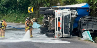 Un trágico accidente de tránsito registrado la mañana de este lunes 20 de octubre, en la vía Baños–Puyo, a la altura de la parroquia Río Negro, dejó como saldo una persona fallecida y dos heridas. De acuerdo con el reporte del ECU 911, el siniestro se habría originado por la pérdida de carril de un camión que transportaba explosivos, lo que provocó una colisión con una camioneta. Tras el impacto, el vehículo pesado se volcó y parte de su carga cayó sobre el automotor liviano.