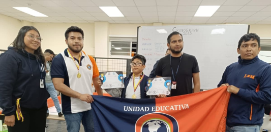 En el auditorio de la Facultad de Informática y Electrónica (FIE) de la ESPOCH, se llevó a cabo la final de la categoría Minisumo Autónomo del Riotronic 2025, donde el estudiante Emilio Romero, procedente de la Unidad Educativa Liceo Nuevo Mundo, se alzó con el título al imponerse ante el representante de la Unidad Educativa Hispanoamérica.