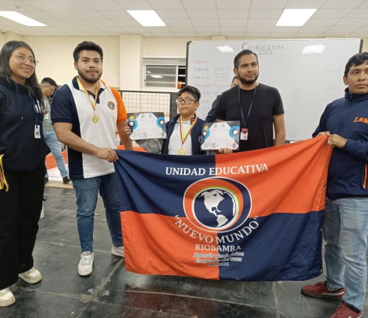 En el auditorio de la Facultad de Informática y Electrónica (FIE) de la ESPOCH, se llevó a cabo la final de la categoría Minisumo Autónomo del Riotronic 2025, donde el estudiante Emilio Romero, procedente de la Unidad Educativa Liceo Nuevo Mundo, se alzó con el título al imponerse ante el representante de la Unidad Educativa Hispanoamérica.