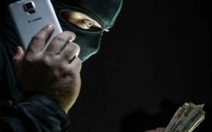 Una mujer residente del barrio Pititig, en la ciudad de Baños de Agua Santa (provincia de Tungurahua), presentó ante la Fiscalía General del Estado una denuncia por extorsión y amenazas en su contra y de varios miembros de su familia. En el documento, la denunciante señala como responsables a personas que se identifican con un grupo delictivo organizado (GDO), presuntos autores de los hechos que la obligaron a abandonar su domicilio (Riobamba) y desplazarse a otra ciudad por temor a represalias.