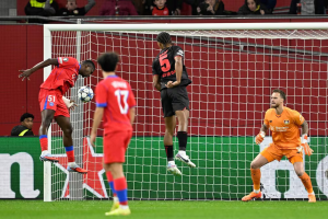 El defensor ecuatoriano William Pacho sigue dejando huella en el fútbol europeo. Esta vez no por su solidez en defensa, sino por su aparición goleadora con el París Saint-Germain (PSG), con el que anotó su primer gol en la Champions League durante el duelo ante el Bayer Leverkusen en Alemania.