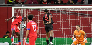 El defensor ecuatoriano William Pacho sigue dejando huella en el fútbol europeo. Esta vez no por su solidez en defensa, sino por su aparición goleadora con el París Saint-Germain (PSG), con el que anotó su primer gol en la Champions League durante el duelo ante el Bayer Leverkusen en Alemania.