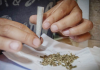 Tras cuatro meses de investigaciones, la Fiscalía y unidades especializadas de la Policía lograron identificar y capturar a los presuntos responsables de una red dedicada al expendio de drogas en locales nocturnos de Riobamba y Guano. Detrás de los mostradores y entre el bullicio de la música, operaba una estructura de microtráfico que distribuía dosis de droga entre los asistentes de bares y discotecas, aprovechando el movimiento nocturno para camuflar sus actividades ilícitas.
