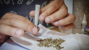 Tras cuatro meses de investigaciones, la Fiscalía y unidades especializadas de la Policía lograron identificar y capturar a los presuntos responsables de una red dedicada al expendio de drogas en locales nocturnos de Riobamba y Guano. Detrás de los mostradores y entre el bullicio de la música, operaba una estructura de microtráfico que distribuía dosis de droga entre los asistentes de bares y discotecas, aprovechando el movimiento nocturno para camuflar sus actividades ilícitas.