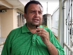 El alcalde del cantón Sevilla Don Bosco, Fabricio Narváez, denunció haber sido víctima de una agresión la noche del domingo por parte de tres ciudadanos desconocidos, quienes le provocaron una herida en la frente con un tubo de hierro. El hecho ocurrió alrededor de las 21h30, cuando la autoridad intentaba ingresar su vehículo a su domicilio.