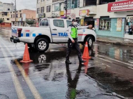 En Riobamba, los uniformes nuevos de los agentes de tránsito brillan en las calles, pero tras esa imagen de orden se libra una batalla interna: más de 50 funcionarios están bajo investigación por presuntas irregularidades. La Dirección de Movilidad Municipal intenta, entre sanciones y nuevas tecnologías, devolverle credibilidad a un cuerpo que durante años ha sido señalado por abusos y falta de transparencia.