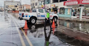 En Riobamba, los uniformes nuevos de los agentes de tránsito brillan en las calles, pero tras esa imagen de orden se libra una batalla interna: más de 50 funcionarios están bajo investigación por presuntas irregularidades. La Dirección de Movilidad Municipal intenta, entre sanciones y nuevas tecnologías, devolverle credibilidad a un cuerpo que durante años ha sido señalado por abusos y falta de transparencia.