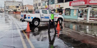 En Riobamba, los uniformes nuevos de los agentes de tránsito brillan en las calles, pero tras esa imagen de orden se libra una batalla interna: más de 50 funcionarios están bajo investigación por presuntas irregularidades. La Dirección de Movilidad Municipal intenta, entre sanciones y nuevas tecnologías, devolverle credibilidad a un cuerpo que durante años ha sido señalado por abusos y falta de transparencia.