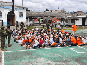 En un operativo sorpresa ejecutado este 28 de octubre, por la Brigada de Caballería Blindada N.º 11 “Galápagos”, personal militar intervino el Centro de Privación de Libertad de Riobamba con el objetivo de mantener el orden y reforzar los controles de seguridad dentro del recinto penitenciario.