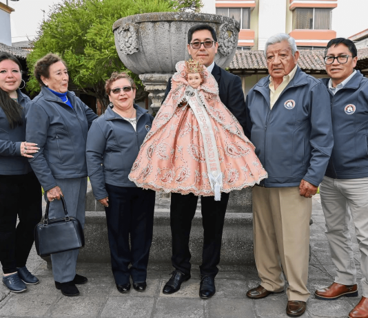 Con una ceremonia llena de simbolismo y devoción, la Universidad Nacional de Chimborazo (UNACH) realizó el acto de cambio de vestimenta del Niño Rey de Reyes Chimborazo, tras ser designada como prioste oficial para el periodo 2025-2026.