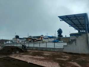 La construcción del Parque Central de la parroquia rural Santa Fé de Galán, en Guano en su segunda etapa, avanza a paso firme y genera entusiasmo entre los habitantes locales. Este proyecto se perfila como un punto de encuentro comunitario y un importante atractivo turístico para la zona, gracias a su diseño moderno, inclusivo y sostenible.