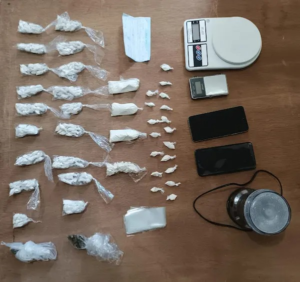 Un importante golpe al microtráfico de drogas se dio este miércoles 1 de octubre en Riobamba, cuando agentes de la Policía Nacional detuvieron a una joven de 17 años con una considerable cantidad de sustancias ilícitas.