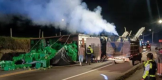 Un camión que transportaba brócoli perdió estabilidad y se volcó en el sector Mocha, sobre la vía AmbatoÔÇôRiobamba, aproximadamente a las 19H20 del 6 de octubre, provocando un bloqueo parcial de la carretera y generando congestión vehicular en ambos sentidos.